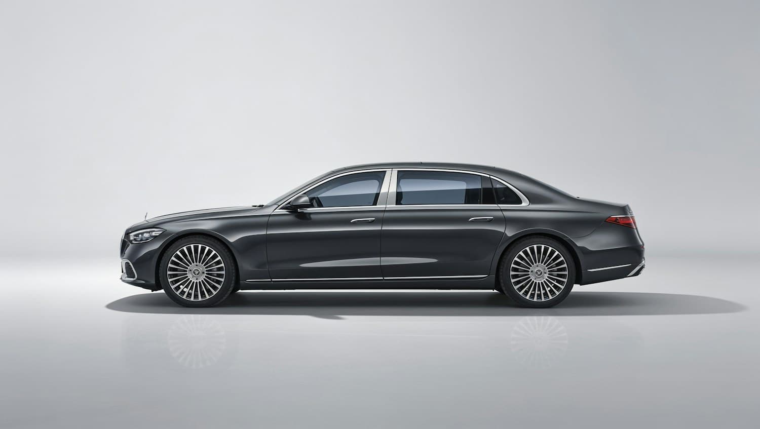 Dunkelgraue Limousine in der Seitenansicht